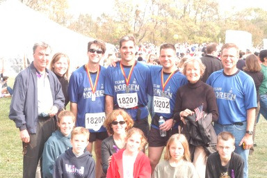 Picture of Tom Daly with Team Noreen runners and Tom's family and friends at the 2003 USMC marathon in Washington, DC